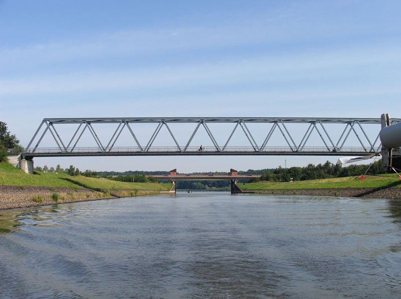 Brücke über den Elbe-Seitenkanal bei Artlenburg, im Hintergrund das Bauwerk mit dem Hochwassersperrtor; 07.08.2008