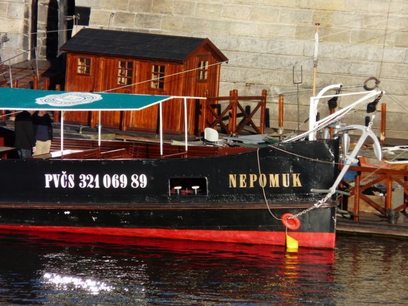 Bugansicht vom Fahrgastschiff  Nepomuk . Es liegt am 25.01.2008 unterhalb der Karlsbrcke, in seiner Heimatstadt Praha (Prag).