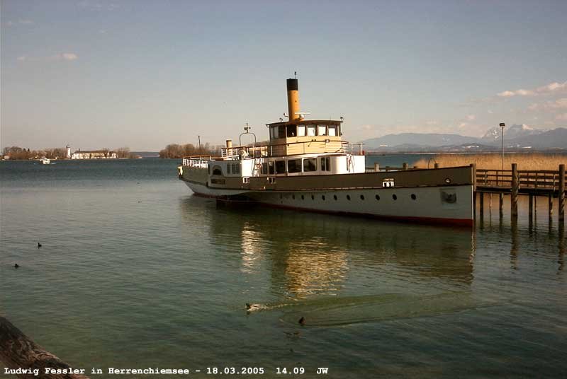 Raddampfer Ludwig Fessler liegt in Herrenchiemsee am Steg. Links im