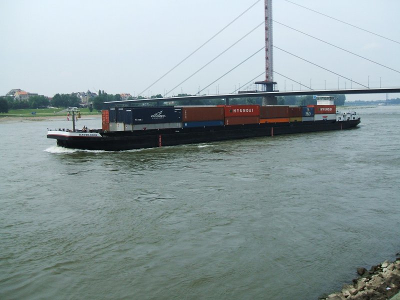Container-Frachter  EXCELSIOR  schippert vor den Stau Rhein aufwrts,Hhe Rheinterrassen/Altstadt in Dsseldorf, 07.06.2007