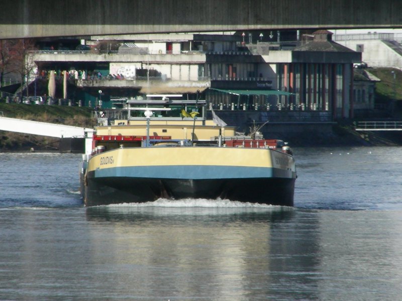 Containerschiff den Rhein aufwrts Basel 11.02.07