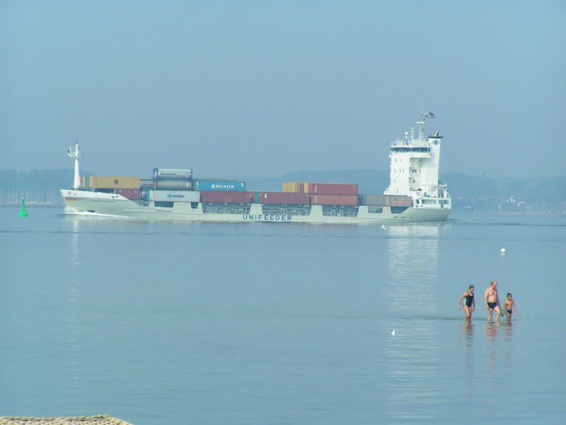 Containerschiff vor Laboe fotografiert vom Marine-Ehrenmal 040906