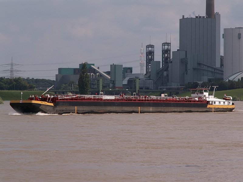 Das 1972 gebaute Tankschiff  Stolt Wien  fhrt hier auf dem Rhein vor der Industriekulisse Walsums vorbei. Das Foto stammt vom 13.08.2007