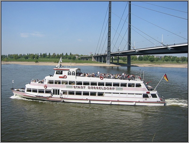 Das Ausflugschiff  Stadt Dsseldorf  hat gerade die Rheinkniebrcke in Dsseldorf passiert. (22.04.2007)