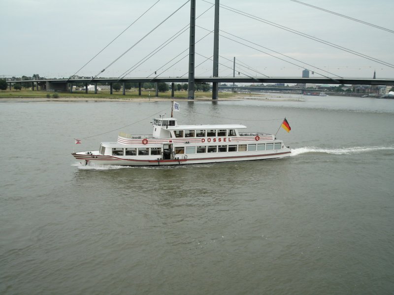 Das Ausflugsschiff  Dssel  vor der Rheinpromenade in Dsseldorf am 26.06.2004.