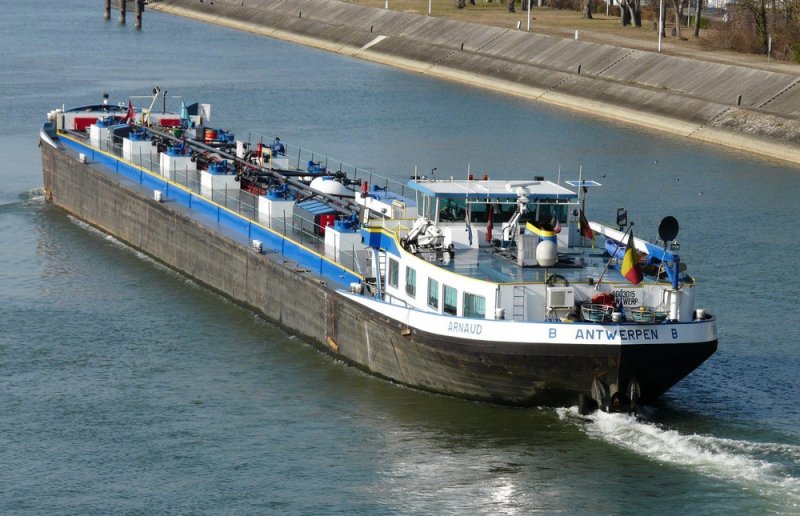 Das belgische Tankschiff  Arnaud  am 25.02.2008 auf Talfahrt im Unterwasser der Schleuse Vogelgrn. Euro-Nummer 6003015, 2047 Tonnen, 100 m x 9,51 m, Heimathafen Antwerpen.
