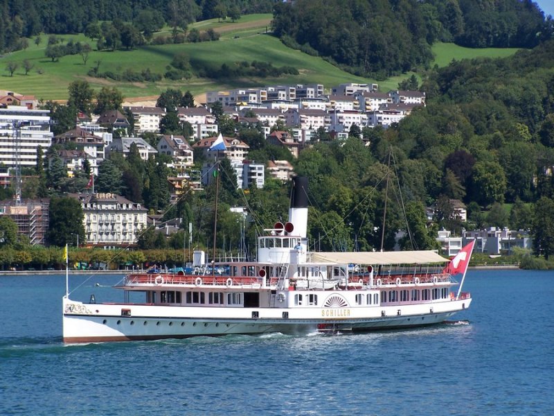 Das Dampfschiff  Schiller  verlsst am 18.08.2006 seinen Liegeplatz in Luzern, bers Steuer. 1906 erbaut bei Gebrder Sulzer in Winterthur.