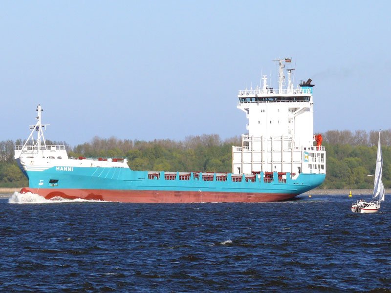 Das deutsche Containerschiff HANNI (IMO 9188506) verlsst leer Hamburg und begegnet einem Jollenkreuzer; 18.04.2009 bei Lhe
