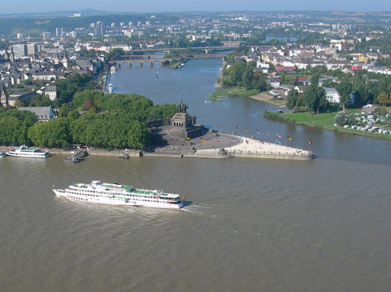 Das Deutsche Eck, an dem der Rhein und die Mosel zusammnetreffen.
Auf dem Rhein fhrt gerade ein Passagierschiff in Richtung Boppard.
(September 2006) 