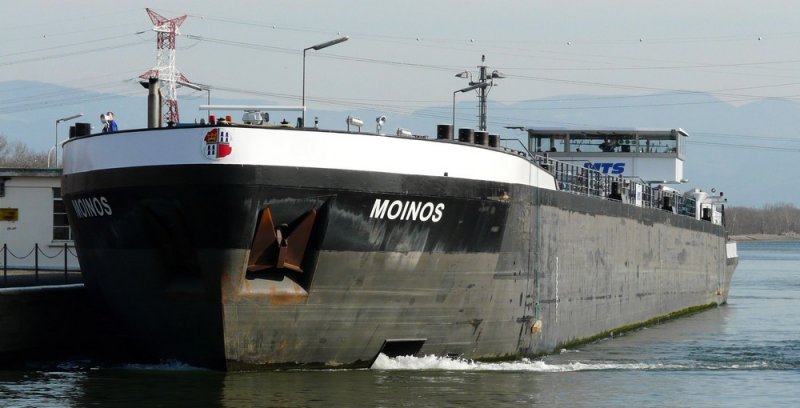 Das deutsche Tankschiff  Moinos  am 25.02.2008 auf Talfahrt in der groen Kammer der Schleuse Vogelgrn. Euro-Nummer 4803510, 110 m x 11,45 m, 2563 Tonnen.
