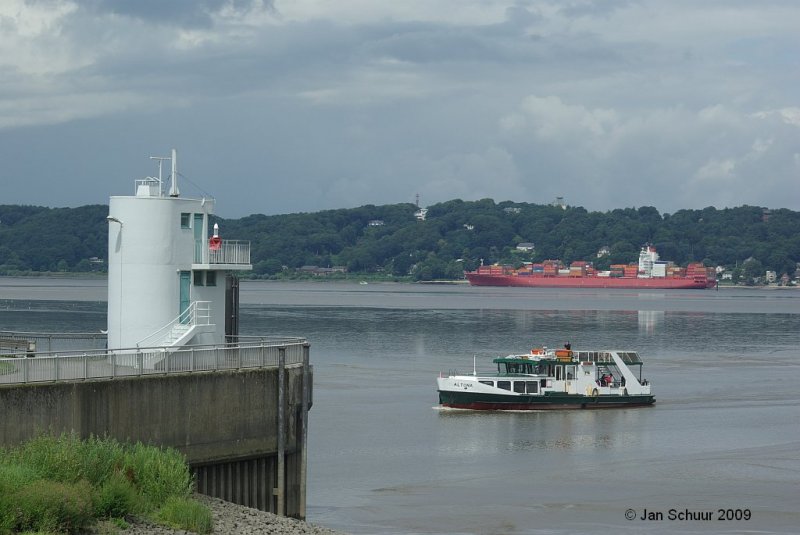 Das Fhrschiff Altona der Personenfhrenverbindung Cranz - Blankenese bei Hamburg - beim Einlaufen in die Estemndung bei Niedrigwasser im Hintergrund Containerschiff beim Verlassen Hamburgs. 