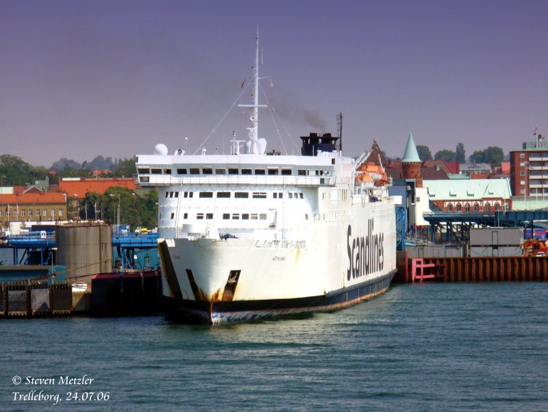 Das Fhrschiff  Gtaland  im Hafen von Trelleborg.Das Fhrschiff auf dem fast ausschlieslich LKW transportiert werden bedient die Linie Trelleborg-Travemnde.Hier zu sehen am 01.08.06 bei der Hafeneinfahrt auf dem FS Sassnitz von Trelleborg.