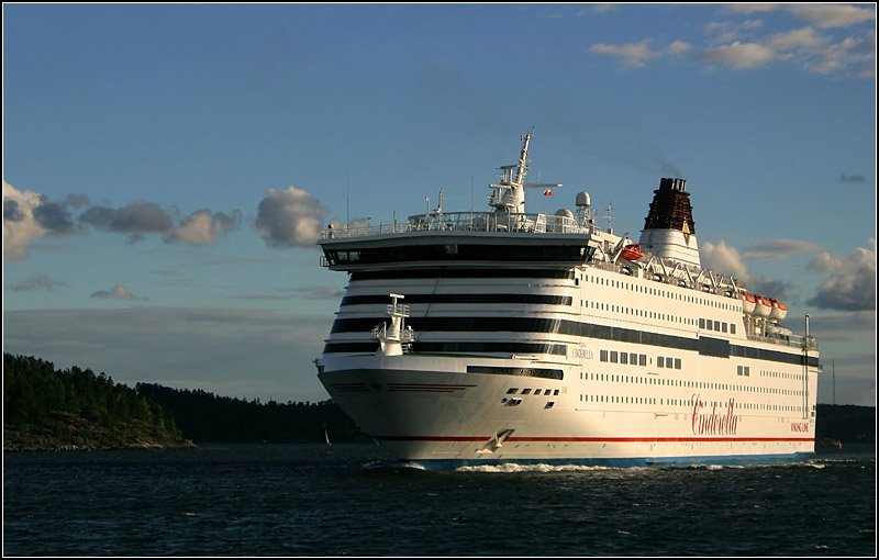 Das Fhrschiff M/s Cinderella ist das grte Schiff der Viking-Line-Flotte. Es kann bis zu 2560 Passagier und 100 Autos aufnehmen. Das 191 Meter lange Schiff wurde 1989 in Betrieb genommen. 18.8.2007 (Matthias) 