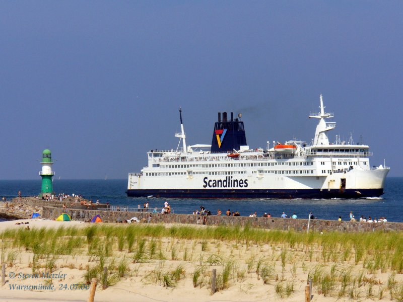 Das Fhrschiff  Prinz Joachim  erreicht gerade Warnemnde auf der Fahrt von Gedser zum Rostocker bersehhafen.Das Schiff ist 1980 gebaut und fhrt seit 2001 auf dieser Linie!(Warnemnde am 24.07.2006)