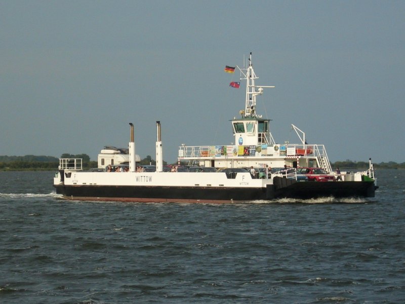 Das Fhrschiff  WITTOW  berquert am 09.August 2009 den Breetzer Bodden zwischen Fhrhof und Wittower Fhre auf Rgen.