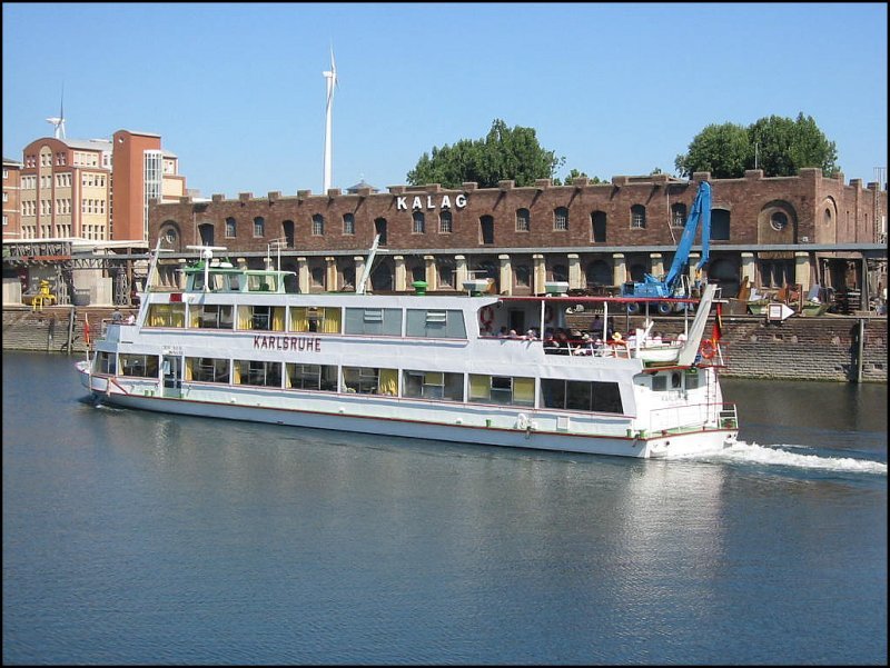Das Fahrgastschiff Karlsruhe hat von seinem Liegeplatz in Becken 2 des Karlsruher Rheinhafens abgelegt. (Juni 2003)