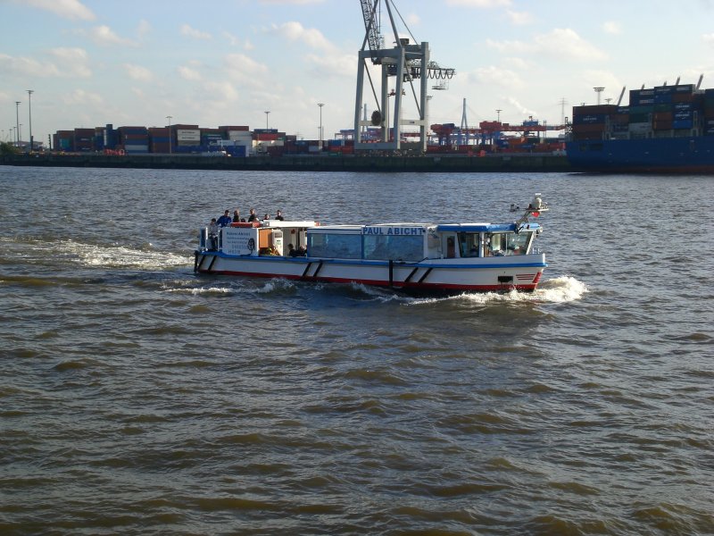 Das Fahrgastschiff Paul Abicht auf der Elbe nahe der Anlegestelle Hamburg velgnne.