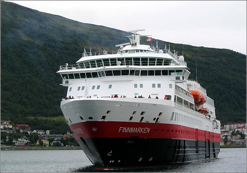 Das Hurtigrutenschiff MS Finnmarken, das lngste und eines der grten bei der Hurtigrute, beim Anlegen in Troms. Technische Daten zur MS Finnmarken: Baujahr: 2002, 1.000 Passagiere, Lnge 138,5 m, Breite 21,5 m, 8 Decks. Bild vom 20.8.2004 (Jonas)