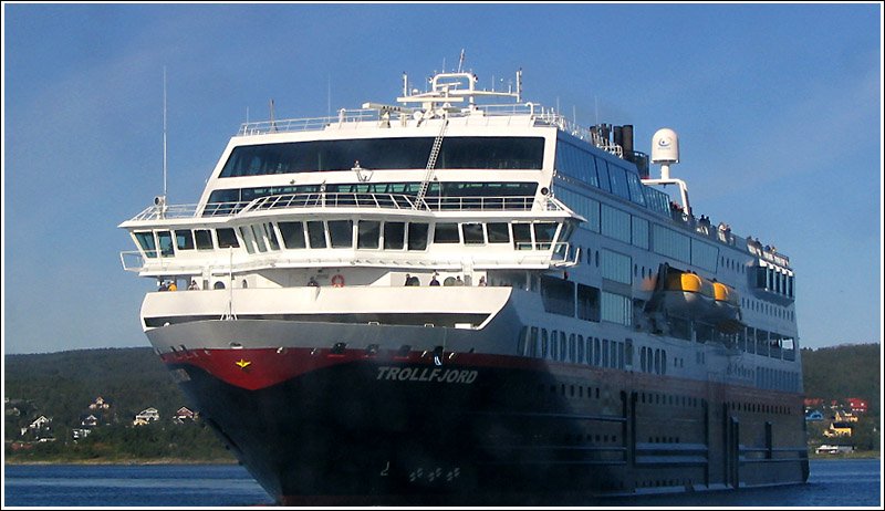Das Hurtigrutenschiff MS Trollfjord luft in Finnsnes ein. Fotografiert von Bord eines Hochgeschwindigkeitskatamarans. 26.8.2004 (Jonas)