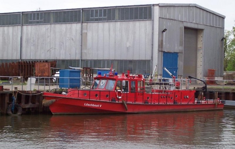Das  Lschboot V  liegt am 29.04.2005 an der Werft Genthin.