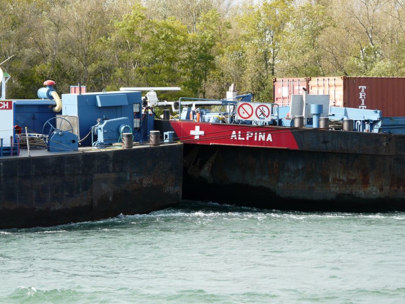 Das Motorschiff  ALPINA  hat den Schubleichter  VELA  vorgekoppelt. 01.10.2008 zu Berg oberhalb Burkheim.