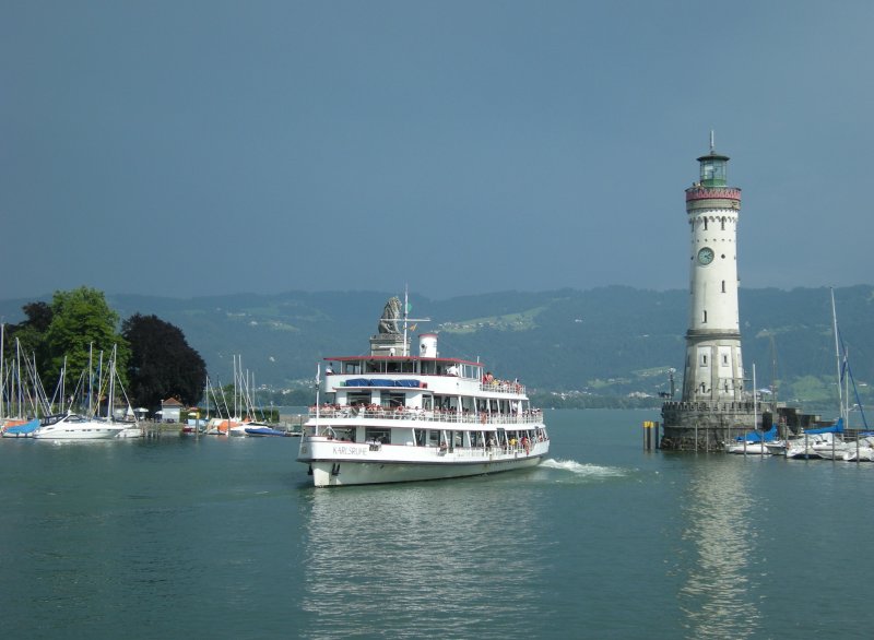Das MS Karlsruhe verlsst den sicheren Hafen von Lindau zu einer strmischen berfahrt ber das Schwbische Meer.
28. Juli 2008