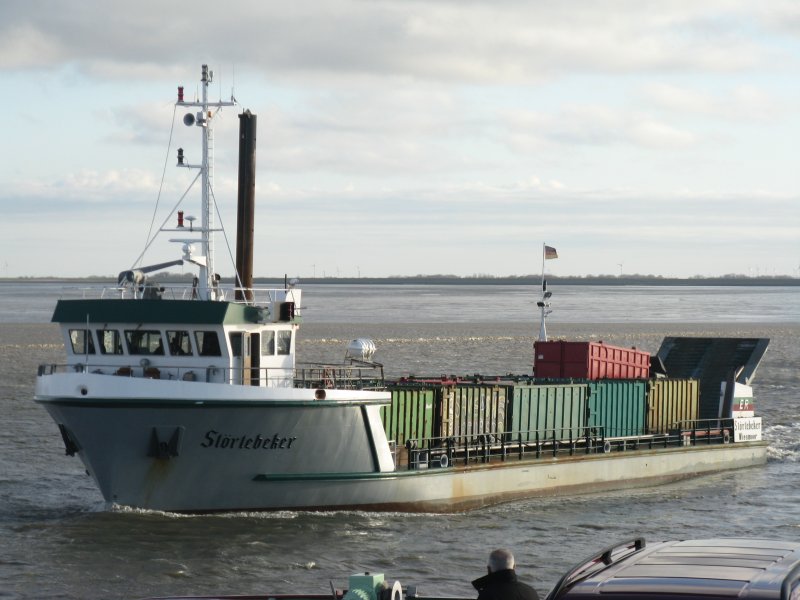 Das Mllschiff Strtebeker begegnet der Frisia I vor Norddeich.