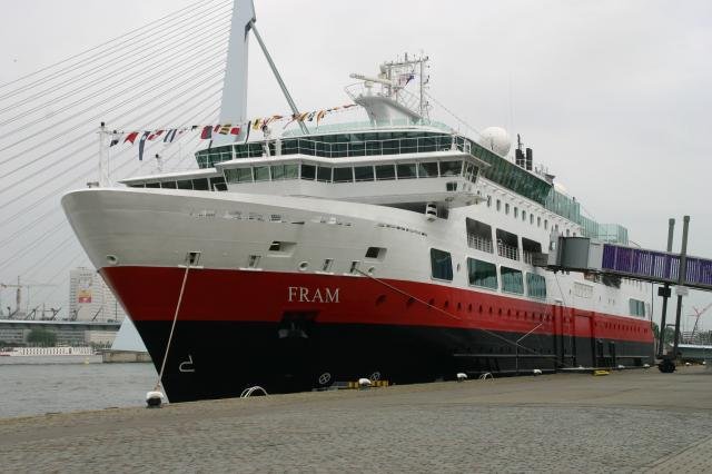 Das neuste Hurtigrutenschiff, M/S  Fram  auf dem Weg von der Italienischen Werft zur Taufe nach Oslo zu Gast in Rotterdam; 13.05.2007