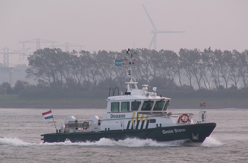 Das niederl. Zollboot  Grote Stern  fhrt an Hoek van Holland vorbei. Das Foto stammt vom 15.10.2007
