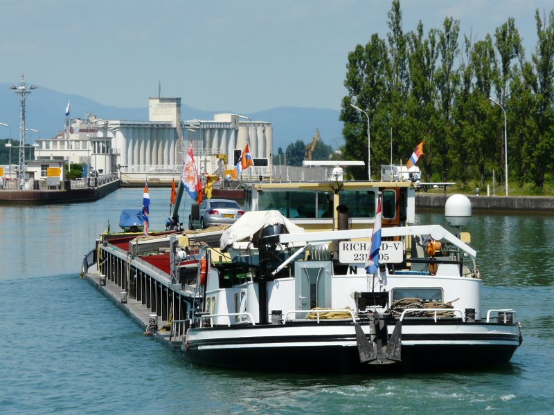 Das niederlndische Binnen-Frachtschiff  Richard-V.  ist am 21.06.2008 wieder auf Talfahrt im Oberwasser der Schleuse Vogelgrn. Diese Schleuse ist die letzte (nrdlichste) im Rhein-Seiten-Kanal.