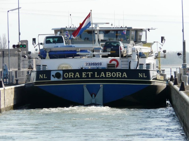 Das niederlndische Motorschiff  Ora et Labora  verlsst am 23.02.2008 die kleine Kammer der Schleuse Vogelgrn.