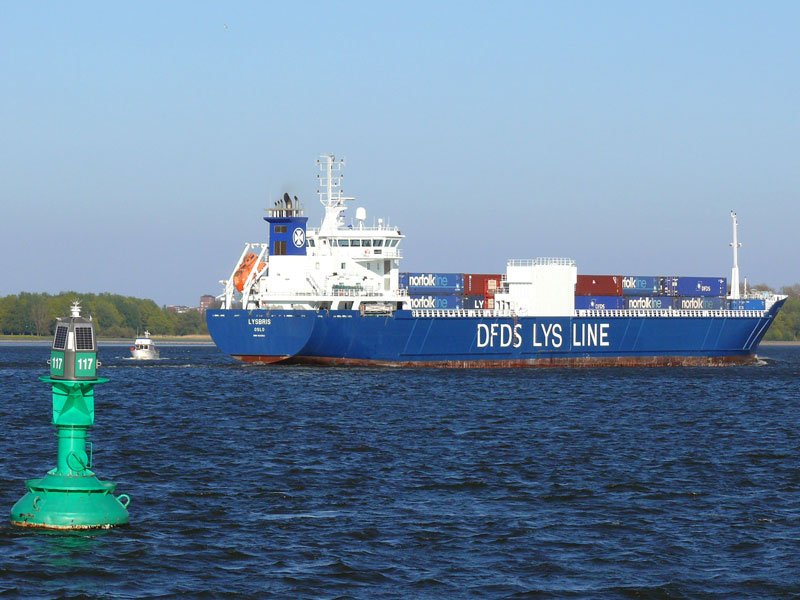 Das norwegische Frachtschiff DFDS LYS LINE LYSBRIS, Oslo (IMO 9144263) passiert auf der Elbe bei Lhe die solargespeiste Fahrwassertonne 117; 18.04.2009
