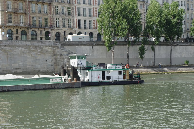 Das Schubschiff mit dem rckwrtigen Teil des mit Sand beladenen antriebslosen Lastkahns am 19.07.2009 in der Seine in Paris