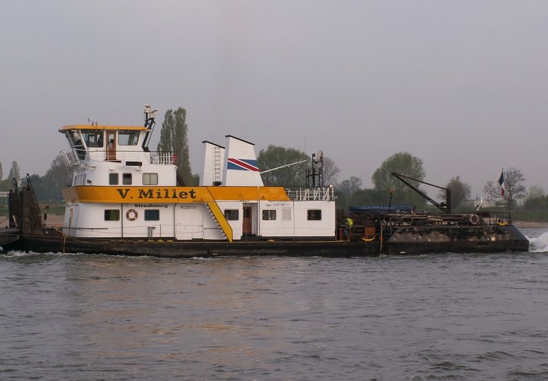 Das Schubschiff  Victor Millet  fhrt mit zwei Leichtern in Richtung Dsseldorf am Stromkilometer 755 vorbei. Das Foto stammt vom 13.04.2007