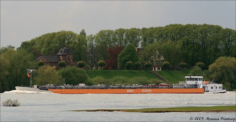 Das Tankmotorschiff  Volharding 14  (Euro-Nummer 2016203, Lnge: 110,00 m, Breite: 11,40 m, Tonnage: 2645 t) fuhr am 02.05.2008 flussaufwrts ber den Rhein an Duisburg-Walsum bzw. Orsoy vorbei.