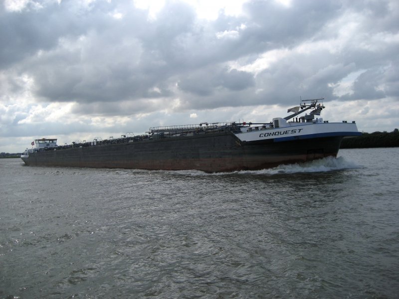 Das Tankschiff  CONQEST  am 01.09.2007 auf dem Rhein.