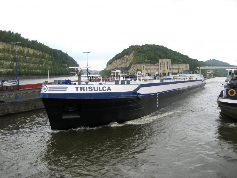Das Tankschiff  TRISULCA  fhrt aus der Schleuse  am 12.07.2007 in Richtung Liege. 