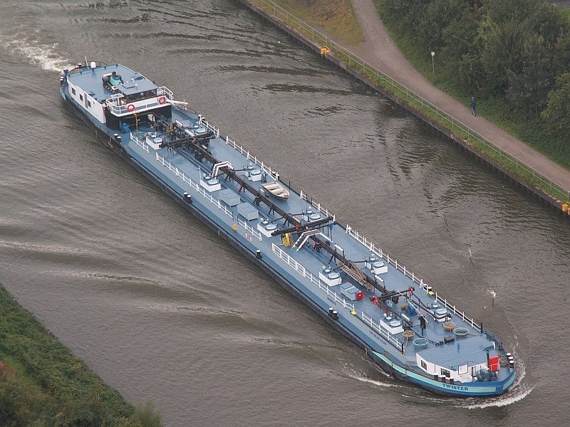 Das Tankschiff  Twister  befhrt bei Oberhausen den Rhein-Herne Kanal. Das Foto stammt vom 27.09.2007
