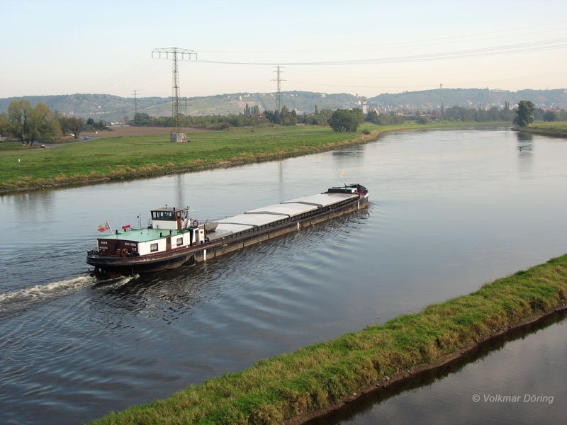 Das tschechische Frachtschiff NIKE, ex MN 6304,( 09551065 ) aus Praha (Prag) elbaufwrts bei Dresden-Niederwartha - 19.10.2006

