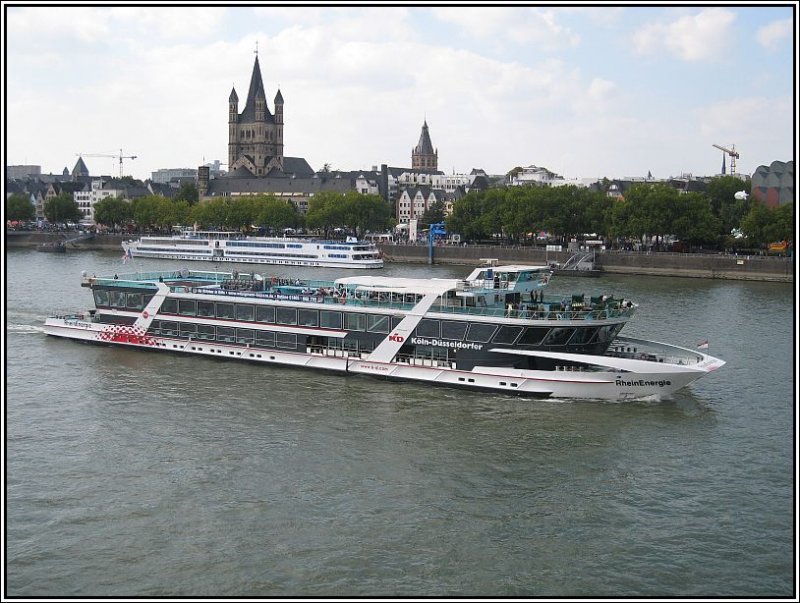 Das Veranstaltungsschiff MS  RheinEnergie  der Kln-Dsseldorfer, aufgenommen am 16.09.2007 von der Hohenzollenbrcke in Kln aus. Der 2004 gebaute Katamaran ist 90 Meter lang und wird von der KD fr Veranstaltungen aller Art mit 400 bis 1400 Passagieren angeboten.