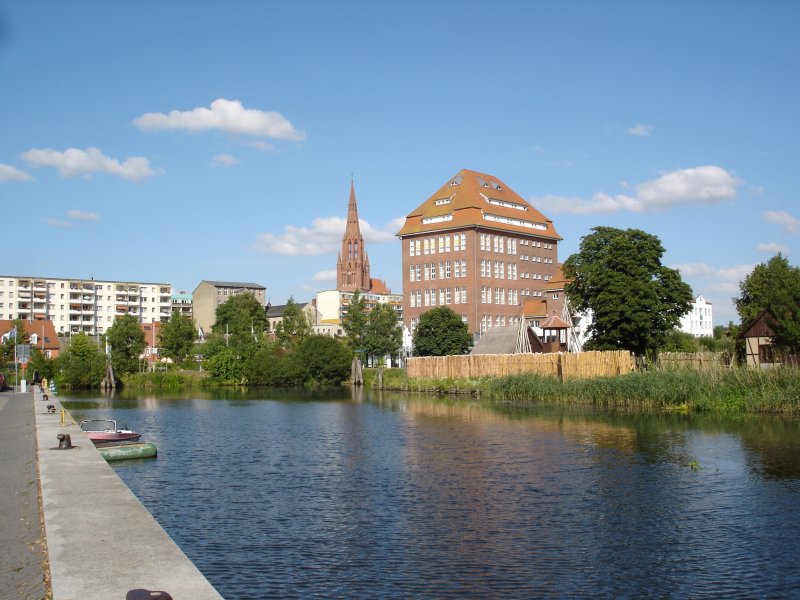 Demmin/Meckl. Peenehafen mit Speicher und evang.Kirche
im Juli 2006