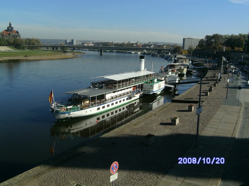 Der Dampfer  Leipzig  am Terrassenufer in Dresden am 20.Oktober 2008.