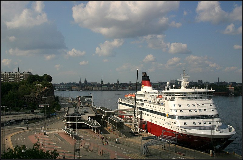 Der Fhrhafen der Viking Line in Stockholm mit der Gabriella. Im Hintergrund Gamla stan. 24.8.2007 (Matthias)