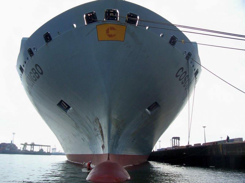Der gewaltige Bug der Cosco Ningbo aufgenommen bei einer Hafenrundfahrt im Hamburger Hafen am 29.02.08
