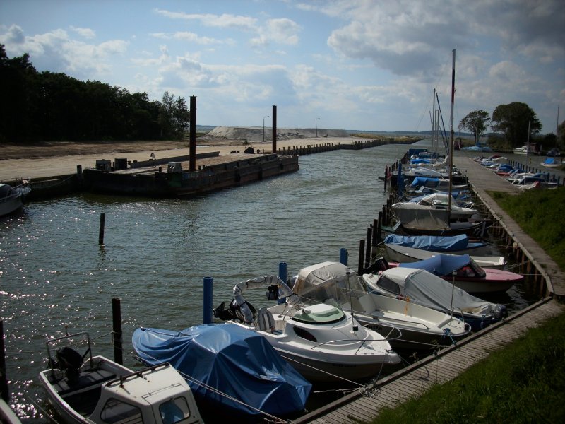 Der kleine Hafen von Martinshafen auf Rgen gelegen am Groen Jasmunder Bodden mit kleinen Booten im Hafen.