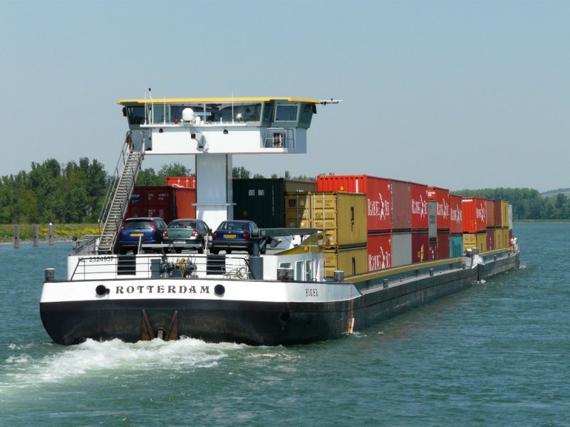 Der Koppelverband  Eiger  (Europa-Nummer 2324957) aus Rotterdam mit einer Ladung Container zu Tal in Breisach, am 10.05.2008.
Die Ladung entspricht 132 LKW.