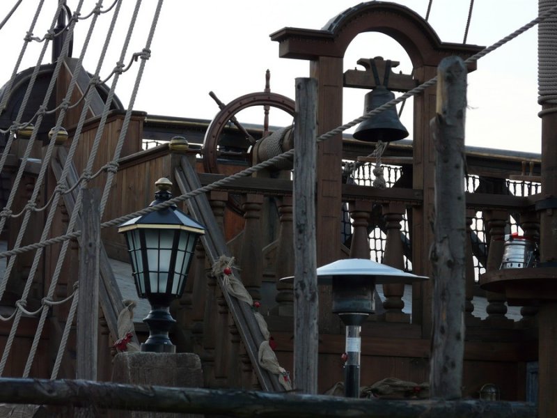 Der Nachbau  Santa Marian  am 02.01.2008 im Europapark Rust. Hier das Steuerrad (was es im 16. Jahrhundert allerdings noch nicht gab) und die Schiffsglocke auf dem Achterdeck.