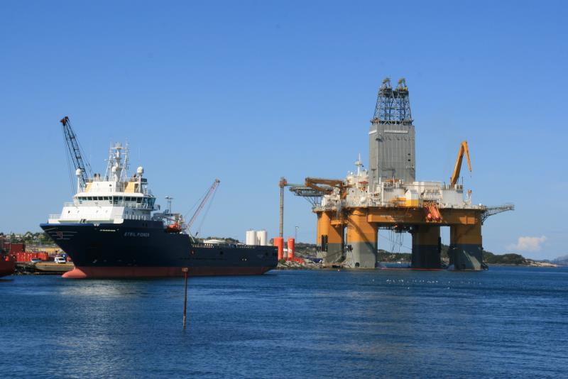 Der Offshore-Versorger M/S  Stril Pioner  und die Bohrinsel  Deepsea Atlantic  in Vindnes; 08.06.2009