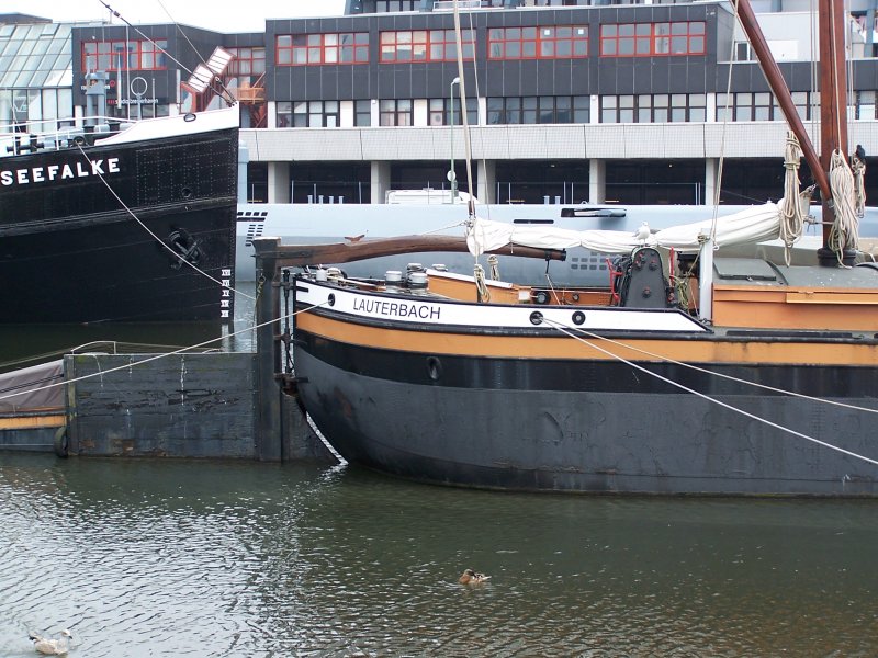 Der Schleppkahn  Emma  mit Heimathafen Lauterbach liegt am 15.08.2005 beim Deutschen Schiffahrtsmuseum Bremerhaven. Das Schiff fhrt eine dreimastige Sprietsegeltakelage und ist somit schon fast ein Segelschiff. Schleppkhne auf Flssen fhrten in der Regel nur ein Sprietsegel, da sie die Masten wegen den Brcken hufig legen mussten. Solch eine dreimastige Besegelung gab es nur bei Schleppkhnen die in Kstengewssern im Einsatz waren. Interessant ist noch, dass das Schiff an Heck ein Stoboot fhrt. Hier leider vom Ruderblatt verdeckt. Dabei handelt es sich um eine Art groes Beiboot mit einen eingebauten Motor. Dieses schob den Schleppkahn so hnlich wie ein Schubboot vor sich her. Der Motor wurde von Schleppkahn aus bedient und gesteuert wurde nach wie vor mit dem Helmholzruder des Schleppkahns. Das ganze war eine Alternative zum Umbau in ein Motorschiff. Allerdings war diese Antriebstechnik in der Regel nur fr Gewsser ohne bzw. mit geringer Strmung geeignet. 