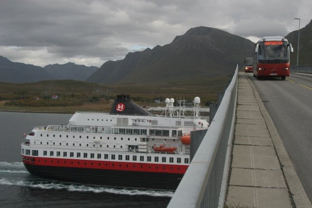 Die hnliche Situation wie auf Bild 1258. Diesmal begegnen sich die M/S  Finnmarken  und die Ausflugsbusse an der Sortlandru. Deutlich ist auch die neue Schornsteinfarbgebung der Hurtigruten group zu erkennen; 11.09.2006, sdgehend